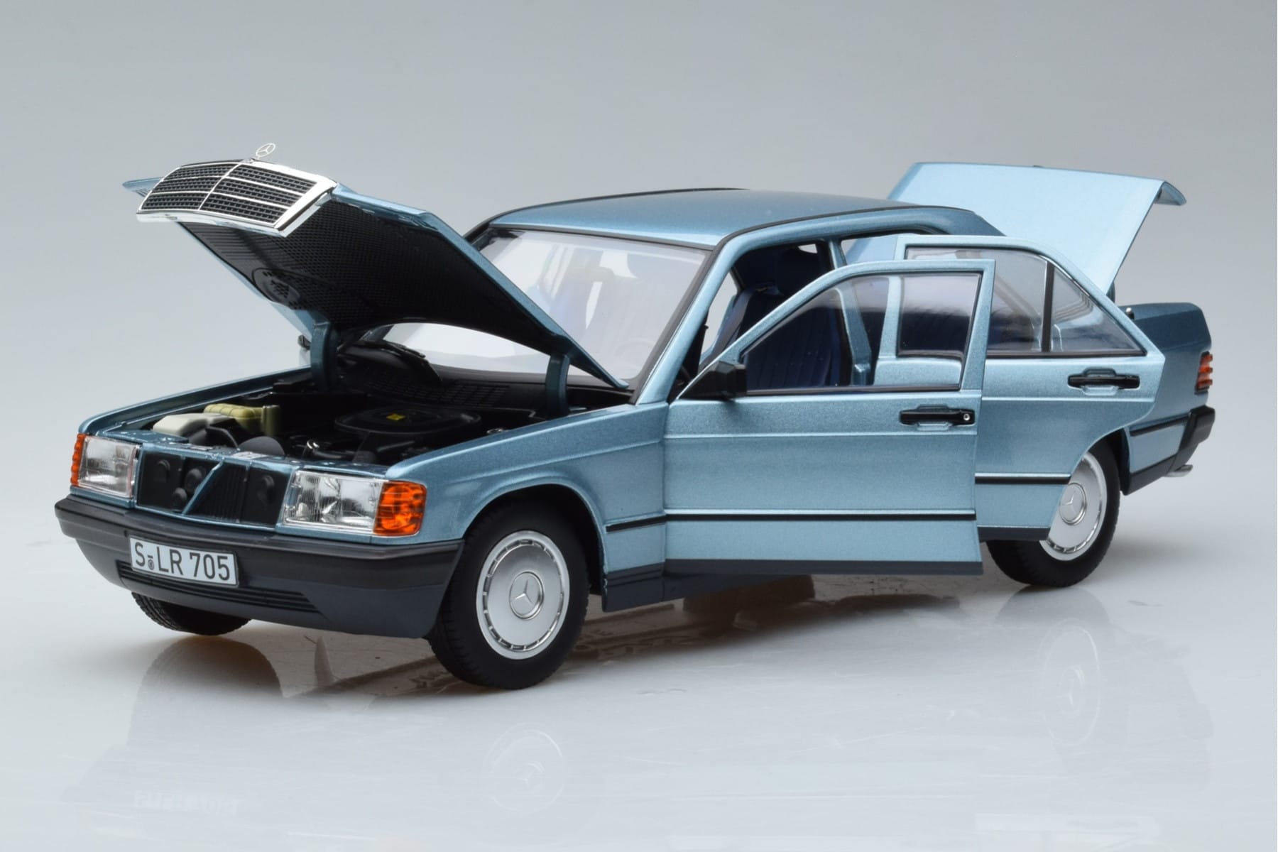 Mercedes 190E W201 Jasnoniebieski Norev 1:18 183828 Metal — zdjęcie 2 z 7