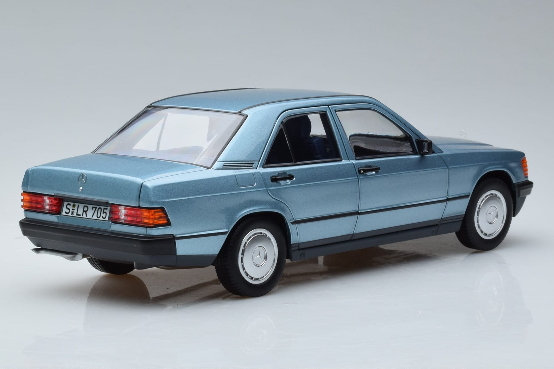 Mercedes 190E W201 Jasnoniebieski Norev 1:18 183828 Metal — zdjęcie 3 z 7