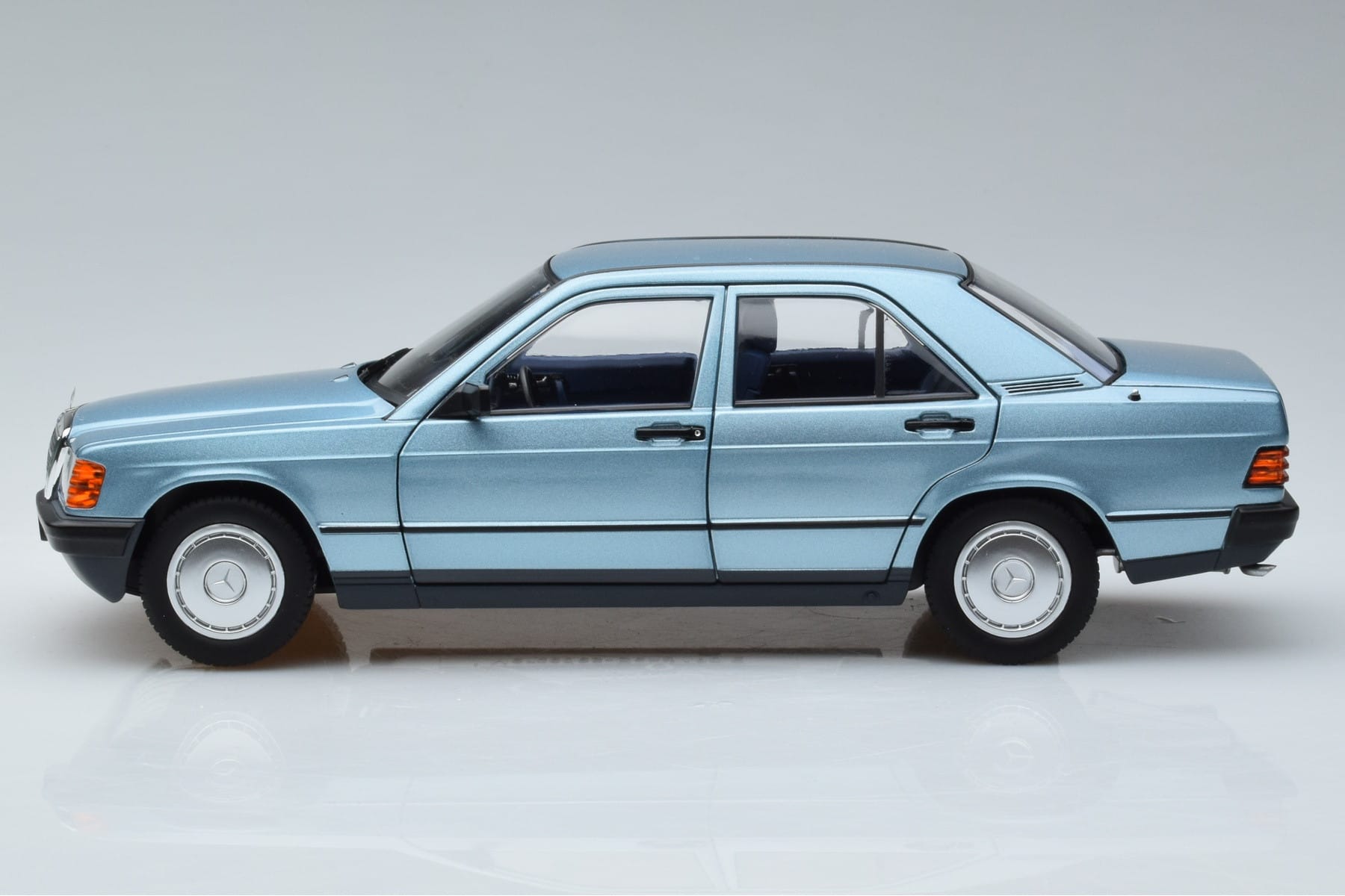 Mercedes 190E W201 Jasnoniebieski Norev 1:18 183828 Metal — zdjęcie 4 z 7