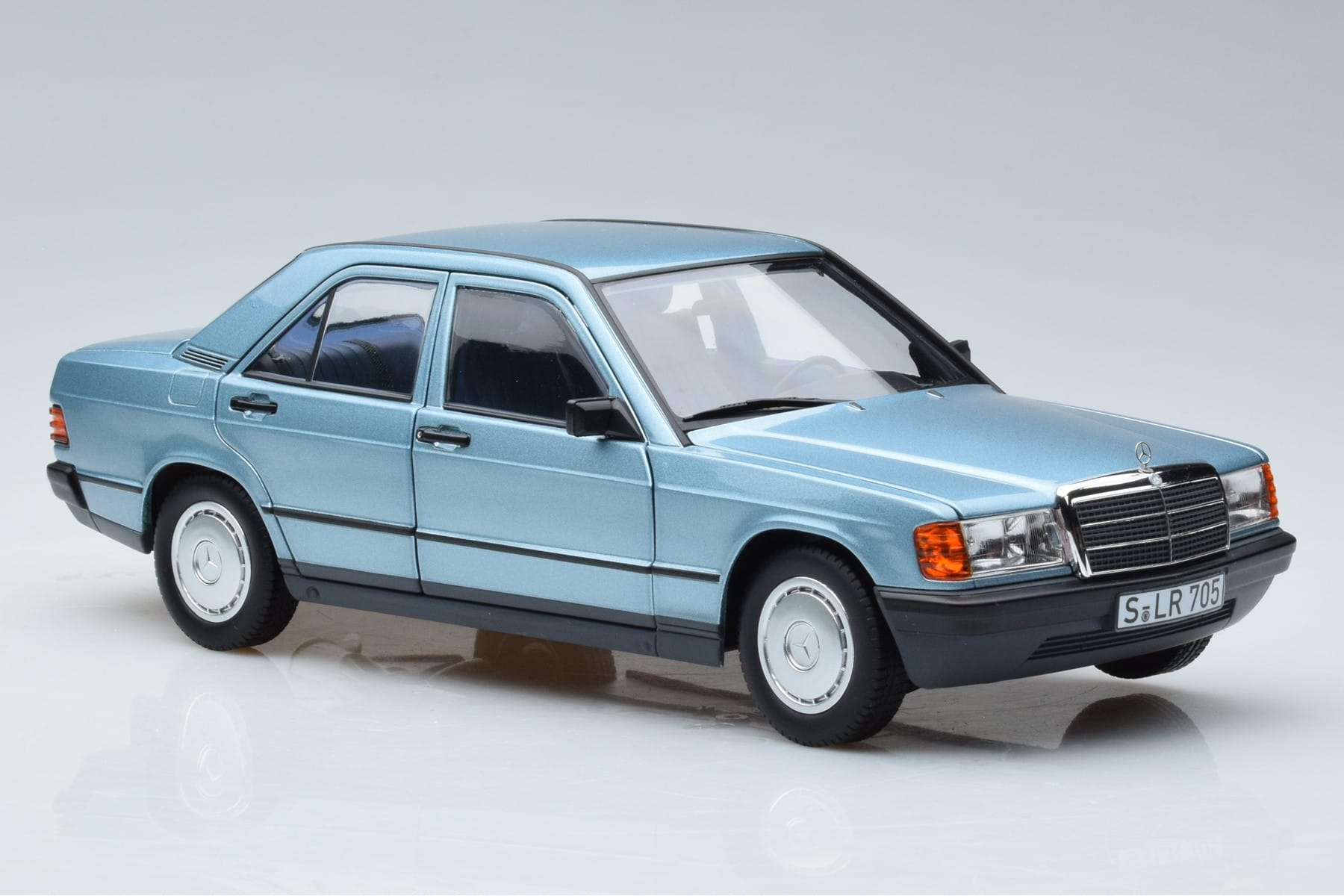 Mercedes 190E W201 Jasnoniebieski Norev 1:18 183828 Metal — zdjęcie 5 z 7