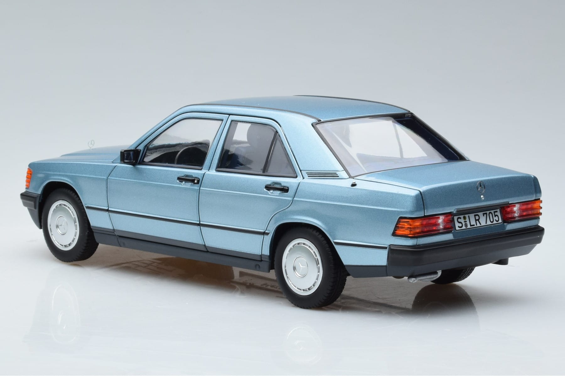 Mercedes 190E W201 Jasnoniebieski Norev 1:18 183828 Metal — zdjęcie 6 z 7