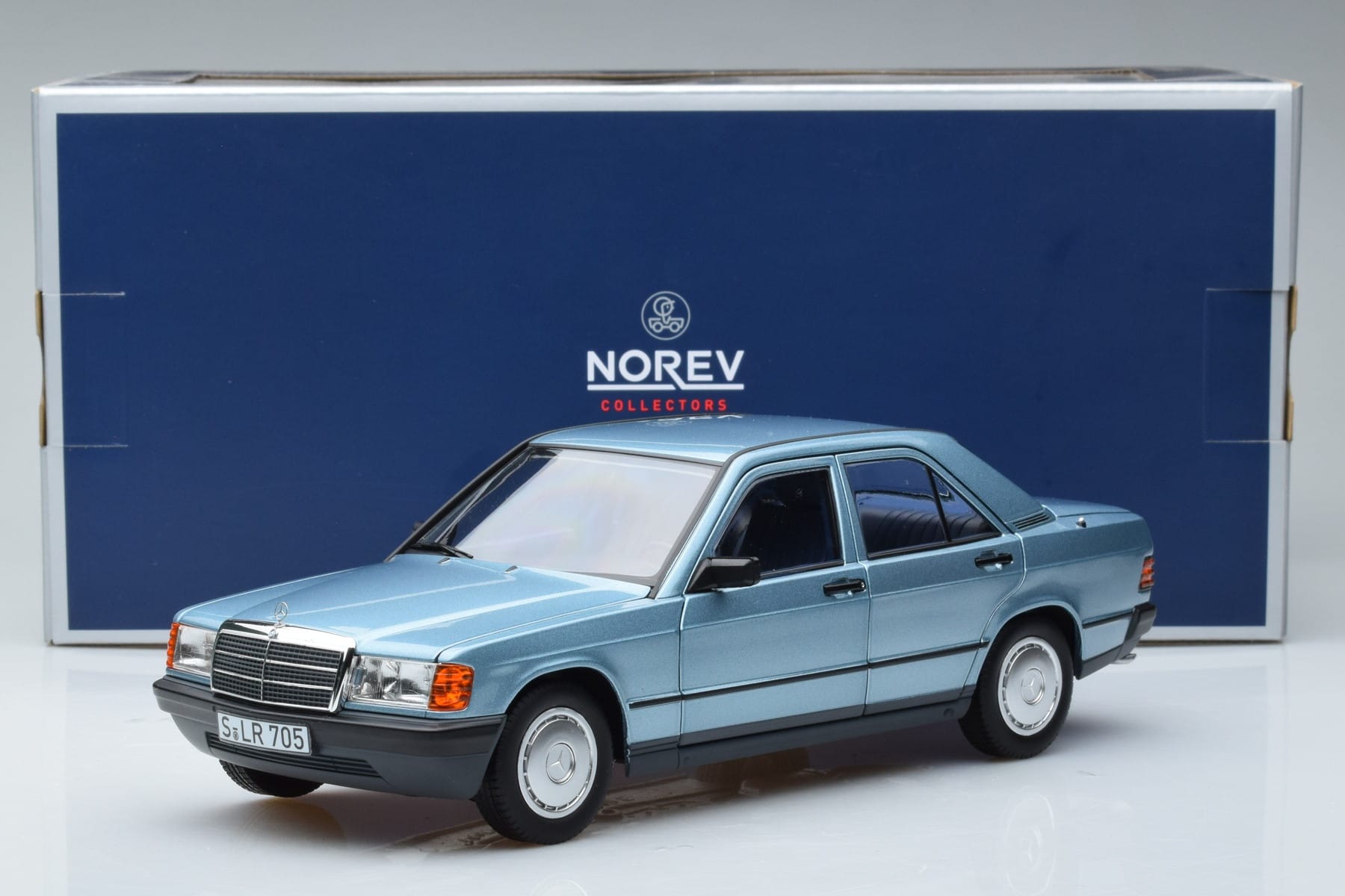 Mercedes 190E W201 Jasnoniebieski Norev 1:18 183828 Metal — zdjęcie 7 z 7