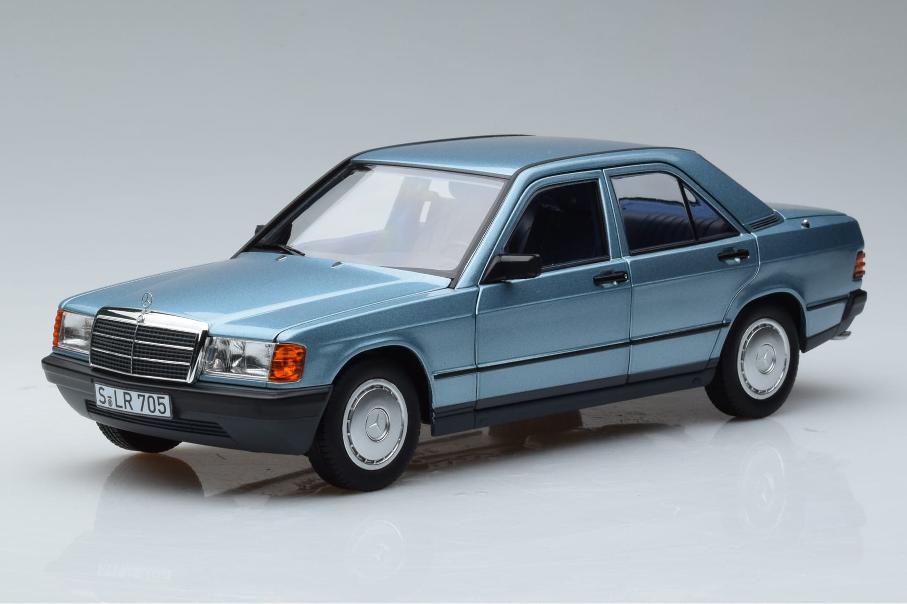 Mercedes 190E W201 Jasnoniebieski Norev 1:18 183828 Metal