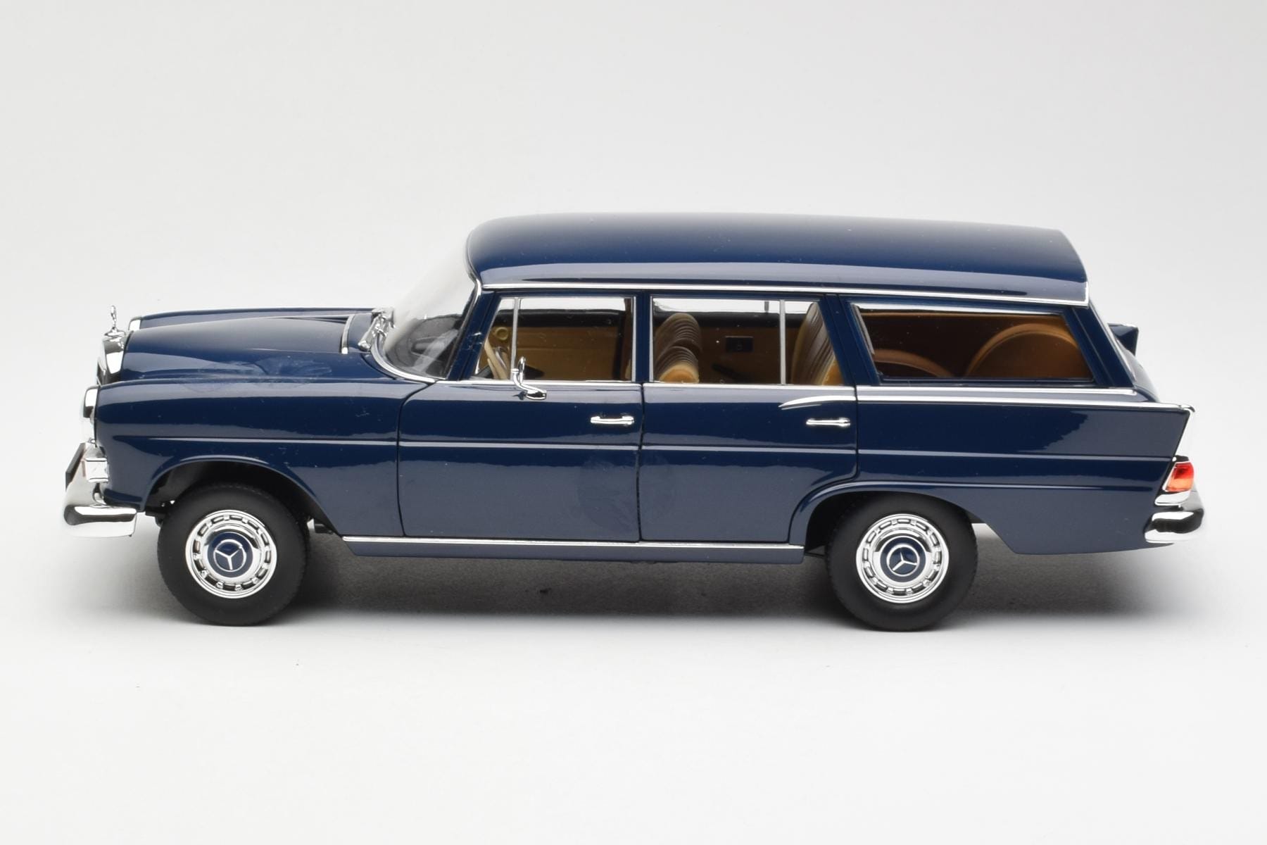 Mercedes 200 Universal W115 Niebieski Norev 1:18 183599 Metal — zdjęcie 4 z 8