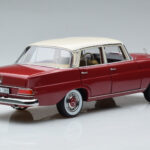 Mercedes 200 W110 Czerwony Norev 1:18 - image 3 of 7
