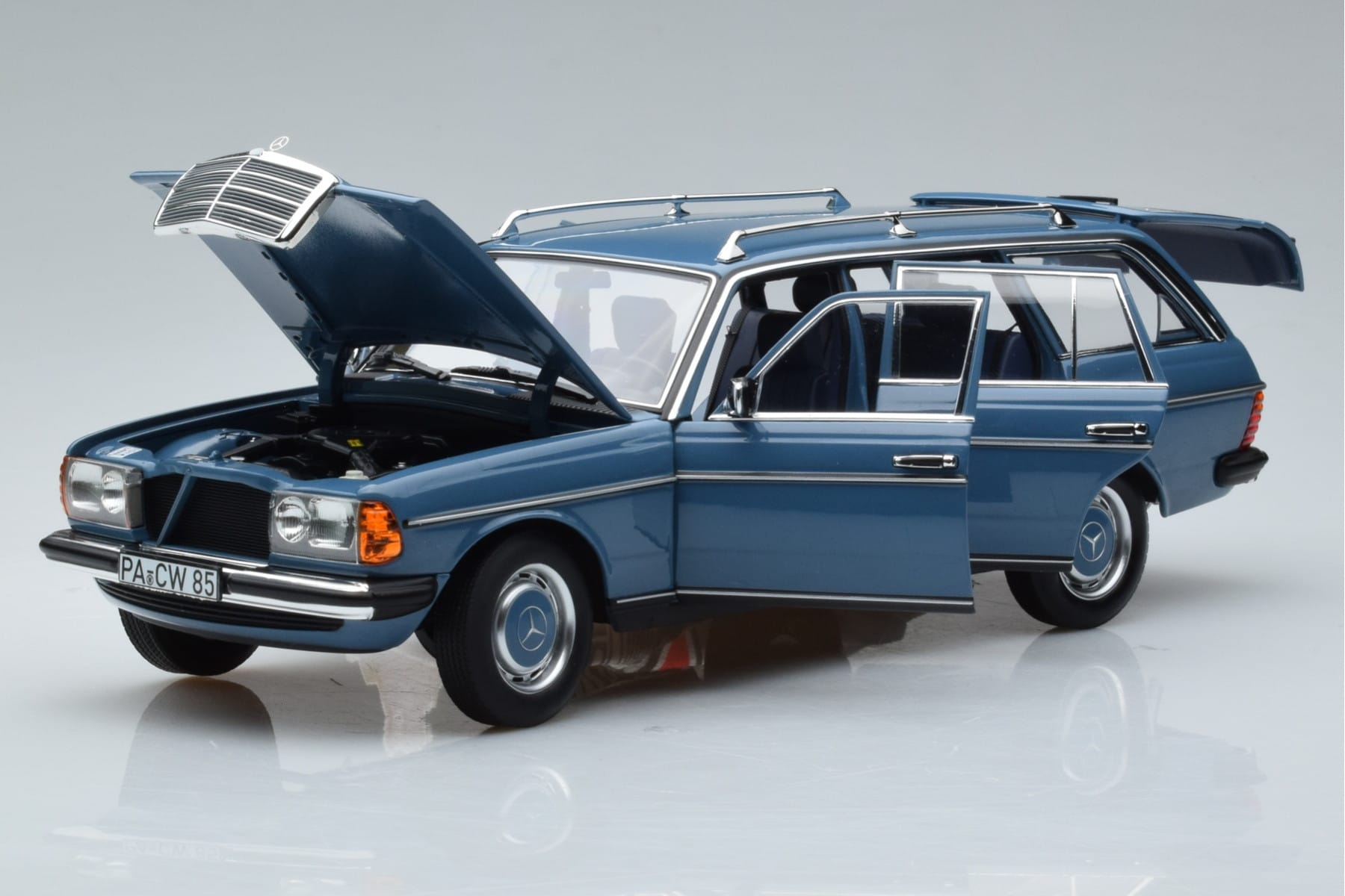 Mercedes 200T S123 Niebieski Norev 1:18 183737 Metal — zdjęcie 2 z 7