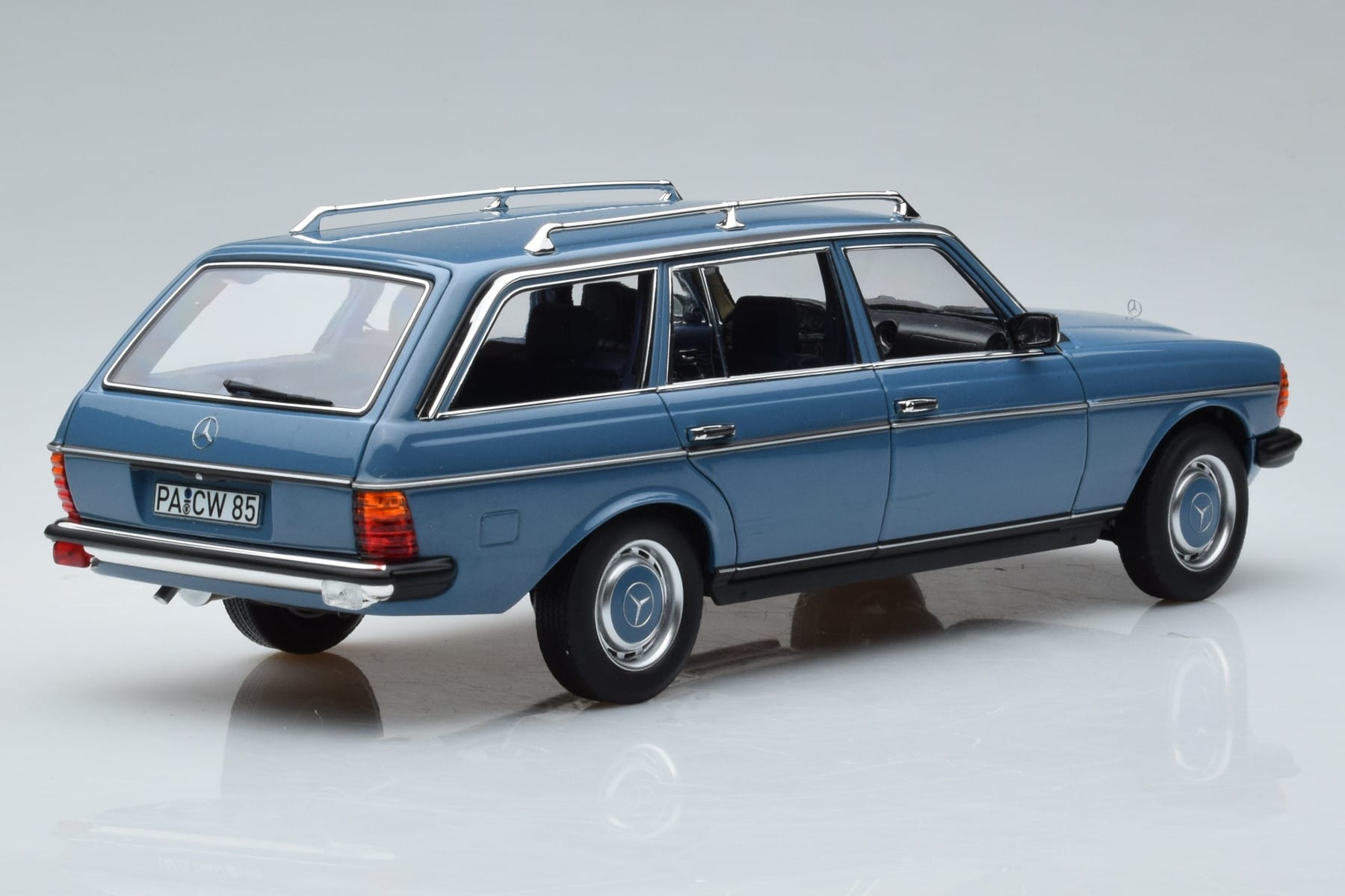 Mercedes 200T S123 Niebieski Norev 1:18 183737 Metal — zdjęcie 3 z 7