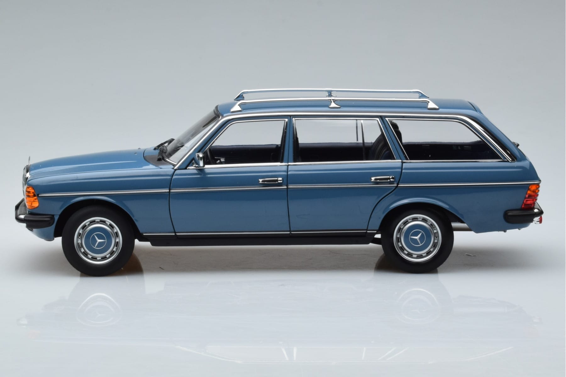 Mercedes 200T S123 Niebieski Norev 1:18 183737 Metal — zdjęcie 4 z 7