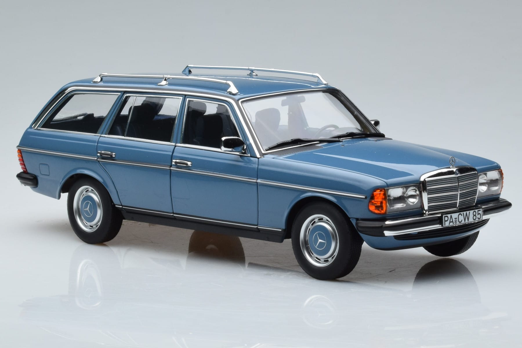 Mercedes 200T S123 Niebieski Norev 1:18 183737 Metal — zdjęcie 5 z 7