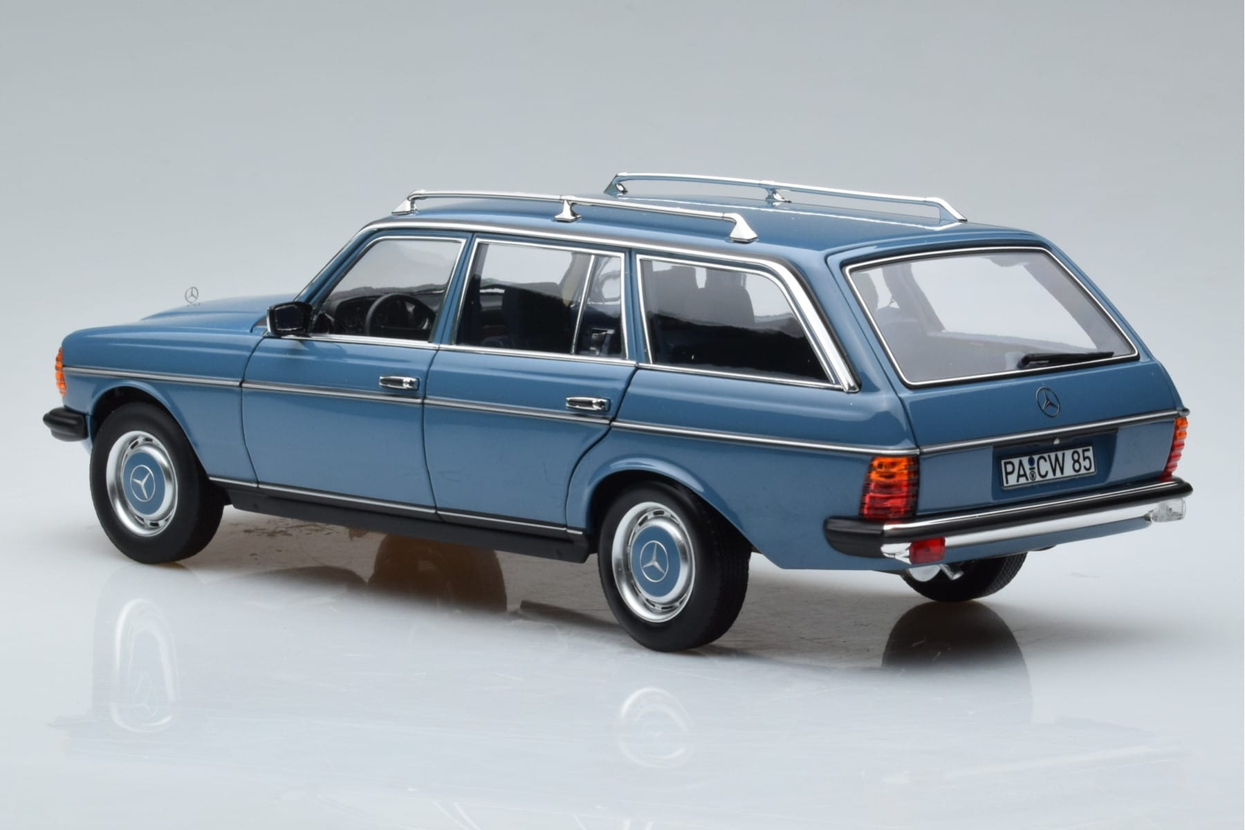 Mercedes 200T S123 Niebieski Norev 1:18 183737 Metal — zdjęcie 6 z 7
