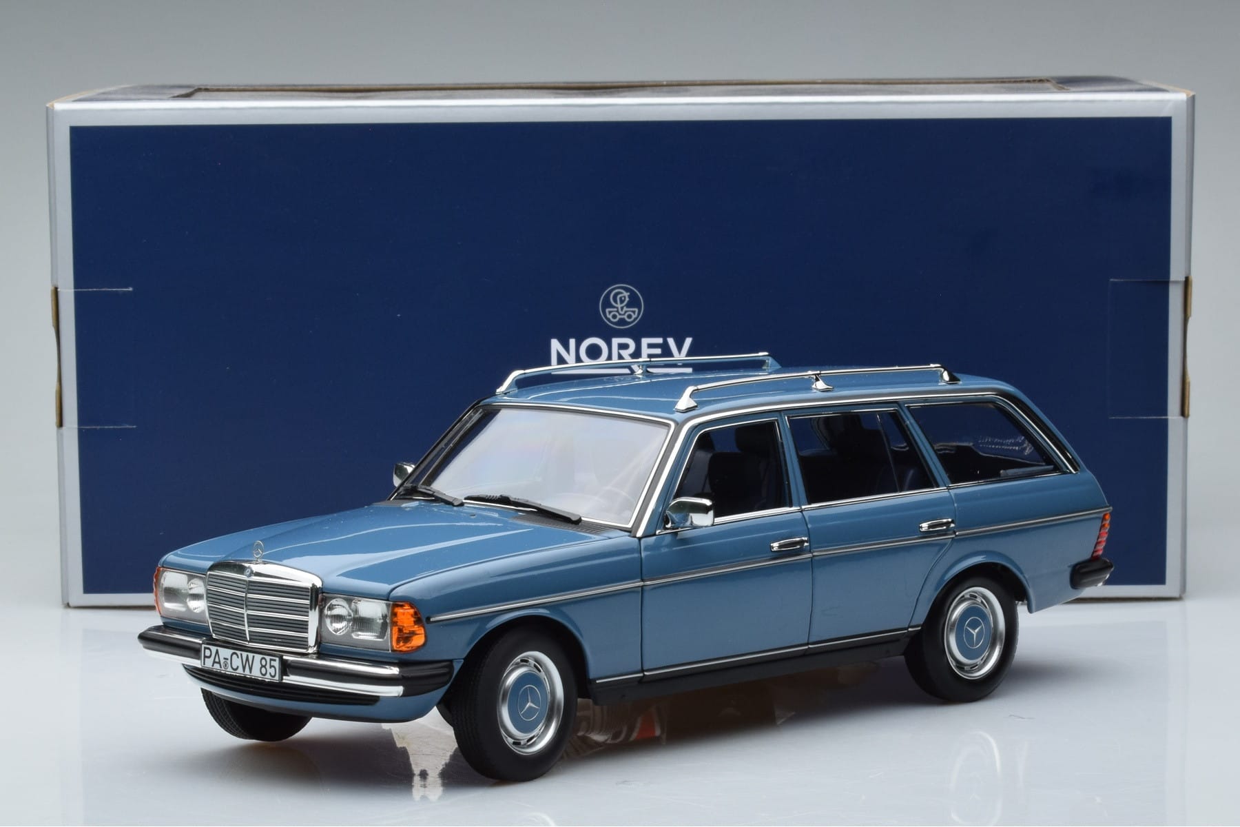 Mercedes 200T S123 Niebieski Norev 1:18 183737 Metal — zdjęcie 7 z 7