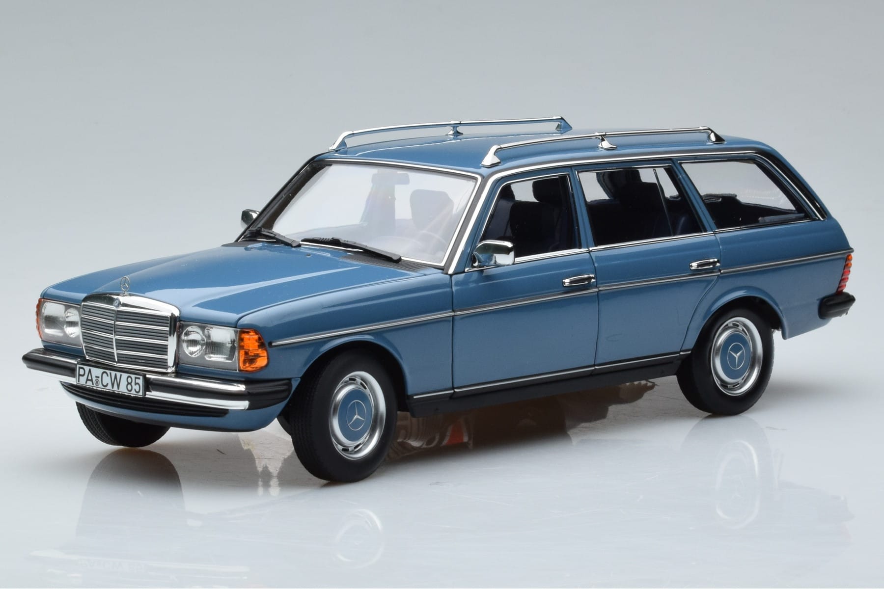 Mercedes 200T S123 Niebieski Norev 1:18 183737 Metal