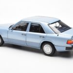 Mercedes 230E W124 Jasnoniebieski Metaliczny Norev 1:18 - image 7 of 8