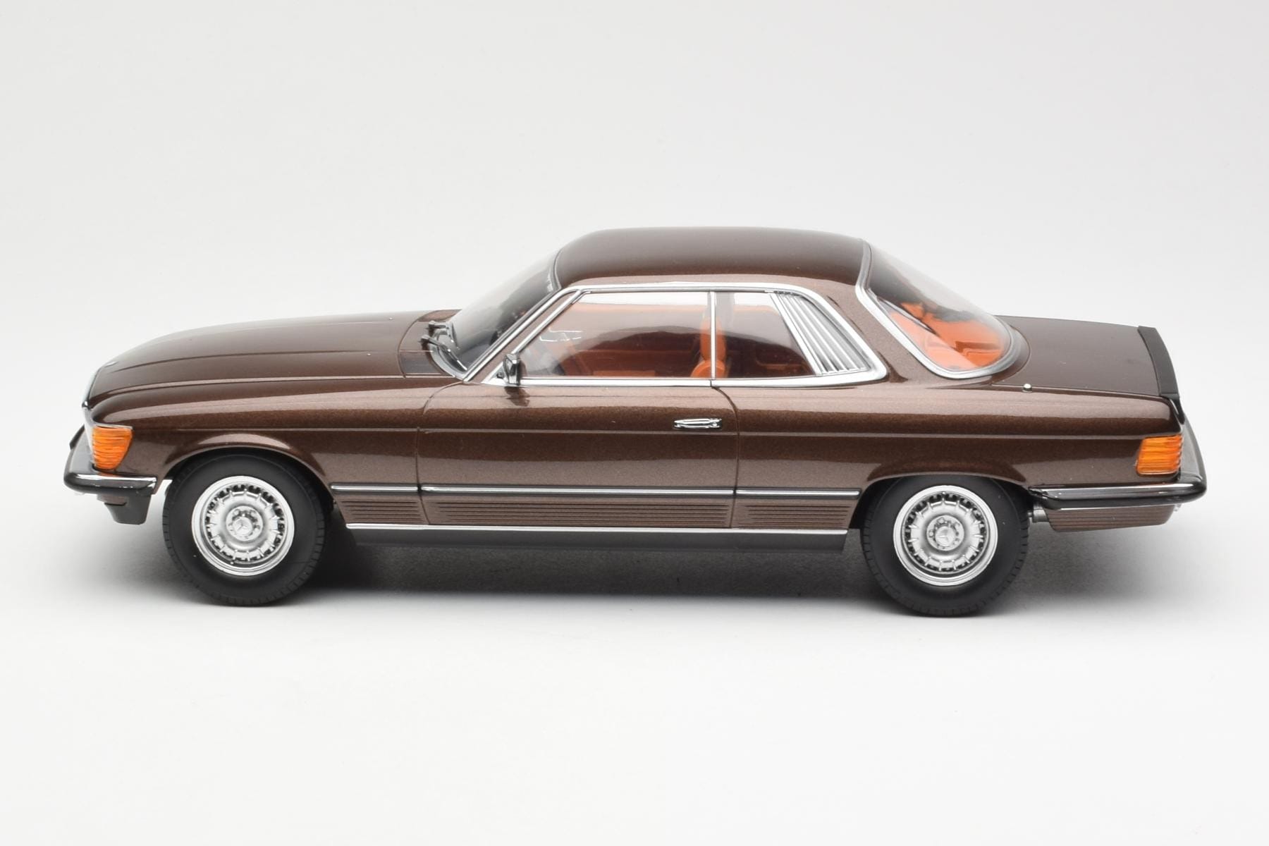 Mercedes 500 SLC C107 Brązowy KK-Scale 1:18 180851 Metal — zdjęcie 3 z 6