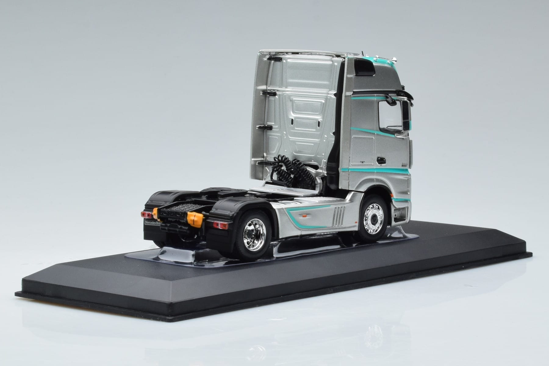 Mercedes Actros MP4 Racing Edition IXO 1:43 TR091 Metal — zdjęcie 2 z 6