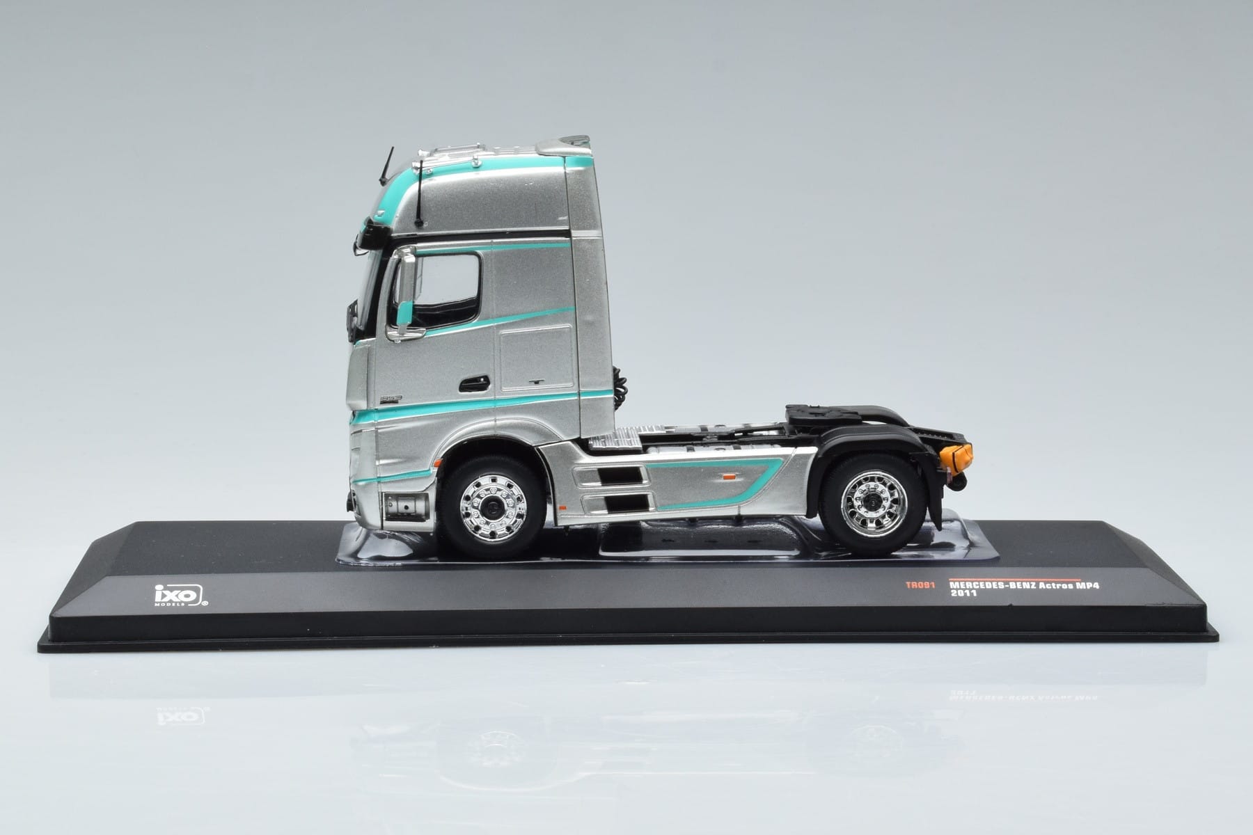 Mercedes Actros MP4 Racing Edition IXO 1:43 TR091 Metal — zdjęcie 3 z 6