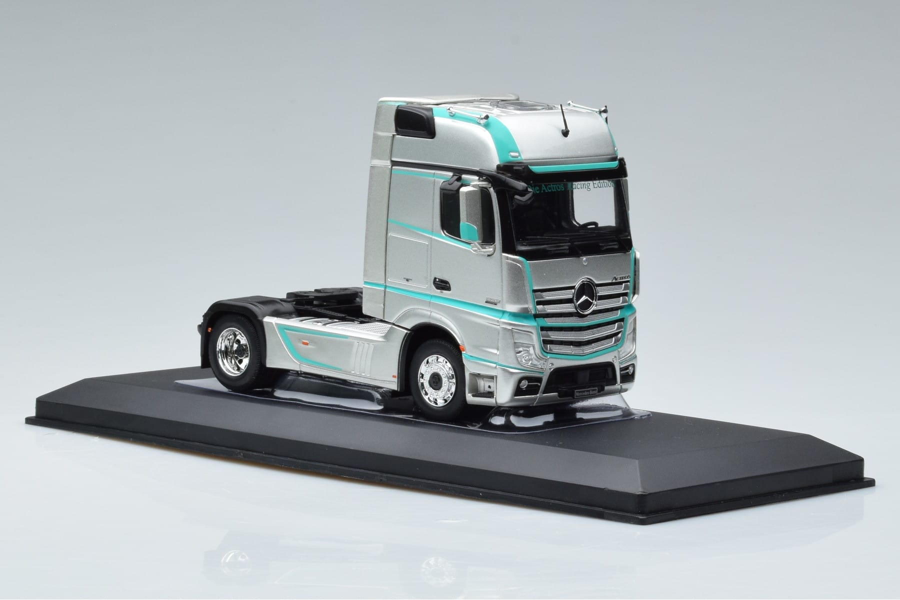 Mercedes Actros MP4 Racing Edition IXO 1:43 TR091 Metal — zdjęcie 4 z 6