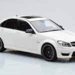 Mercedes C63 AMG W204 Biały GT Spirit 1:18 - image 4 of 6