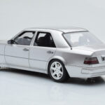 Mercedes E500 W124 Srebrny Otto 1:18 - image 5 of 6