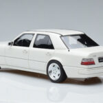 Mercedes E60 AMG W124 Biały Otto 1:18 - image 5 of 6