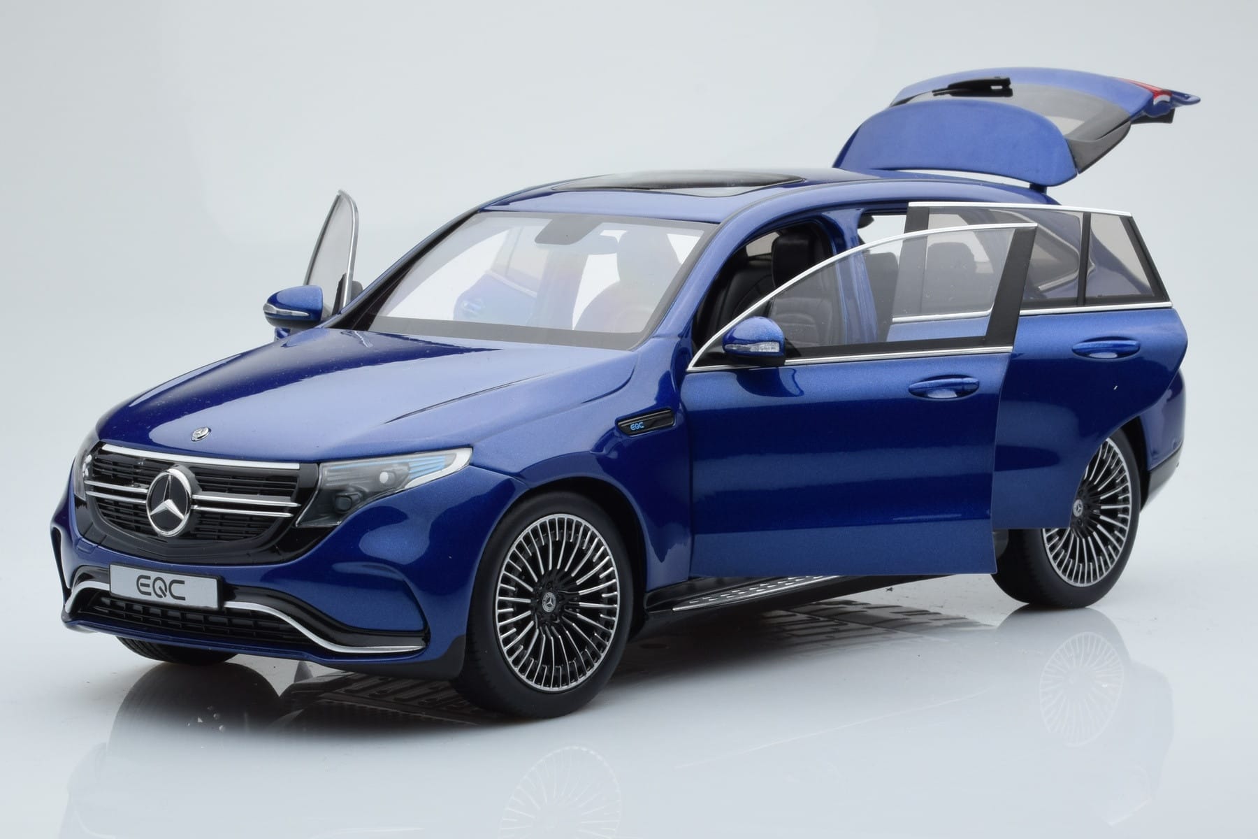 Mercedes EQC 400 Brilliant Niebieski NZG 1:18 B66963757 Metal — zdjęcie 2 z 8