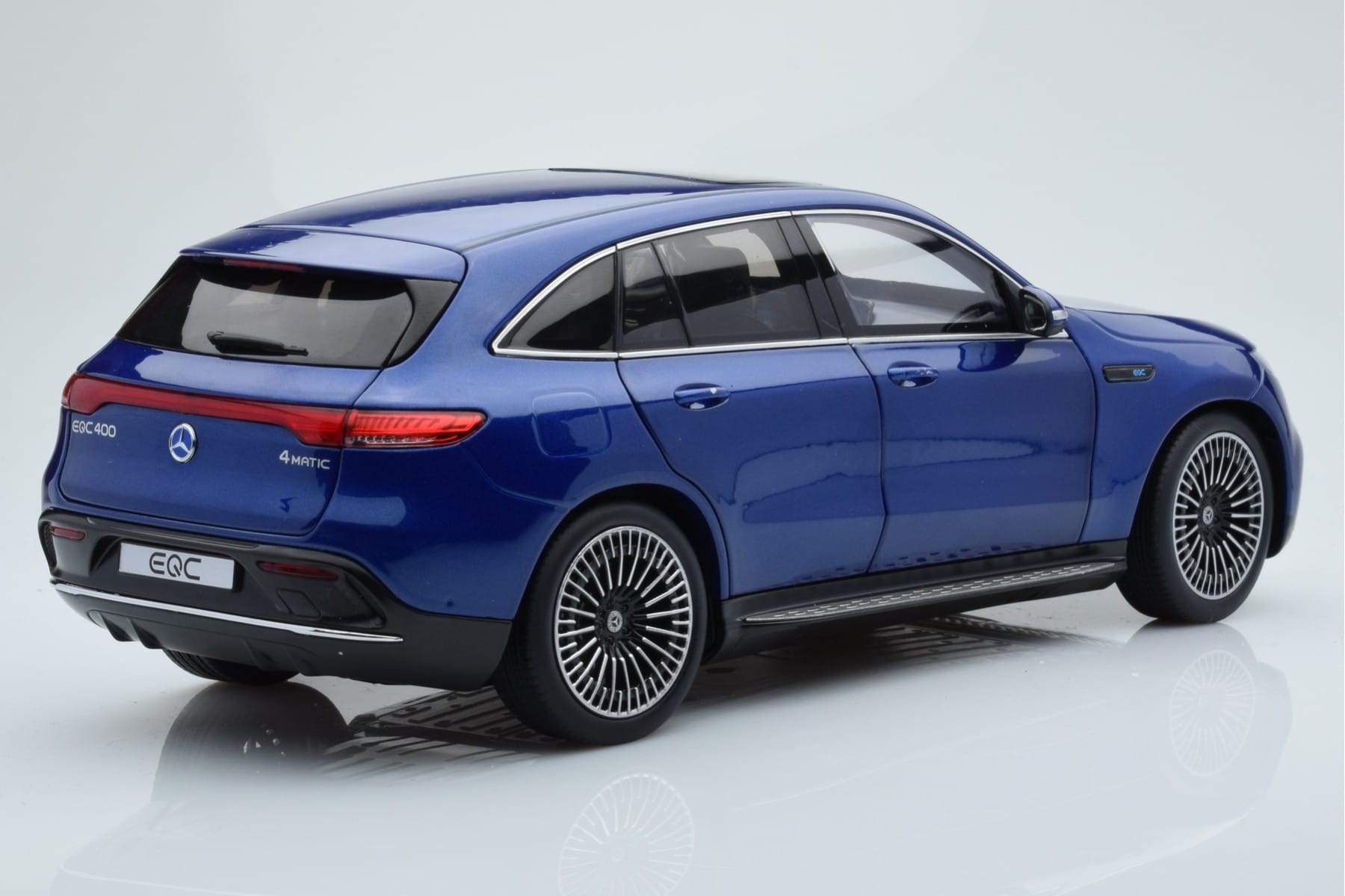 Mercedes EQC 400 Brilliant Niebieski NZG 1:18 B66963757 Metal — zdjęcie 3 z 8