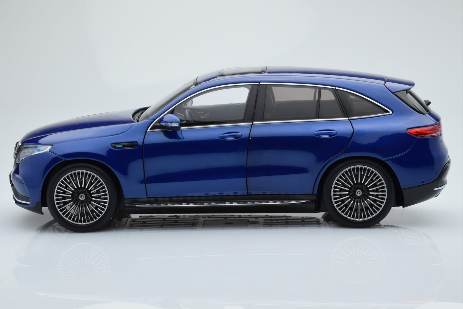 Mercedes EQC 400 Brilliant Niebieski NZG 1:18 B66963757 Metal — zdjęcie 4 z 8
