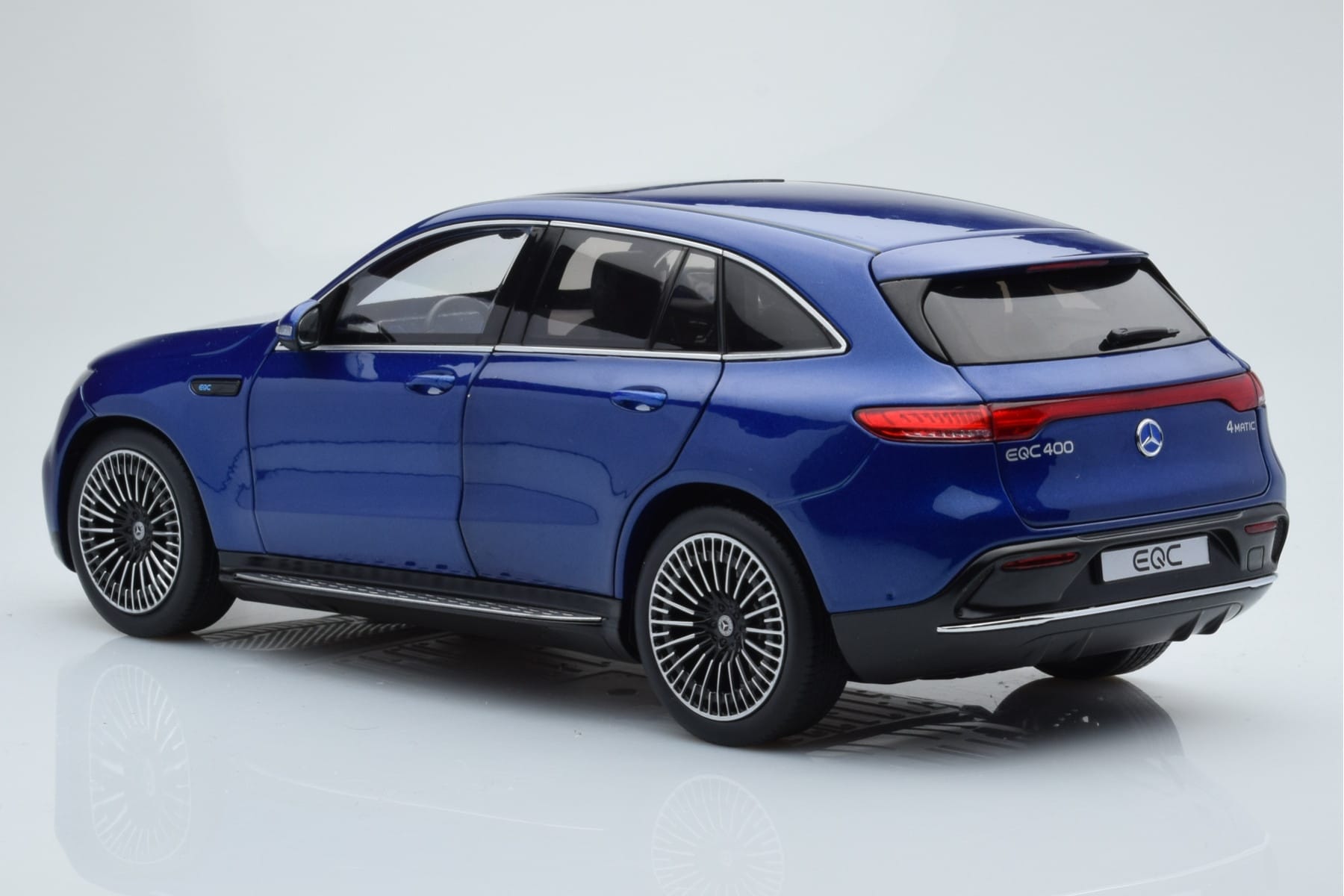 Mercedes EQC 400 Brilliant Niebieski NZG 1:18 B66963757 Metal — zdjęcie 5 z 8