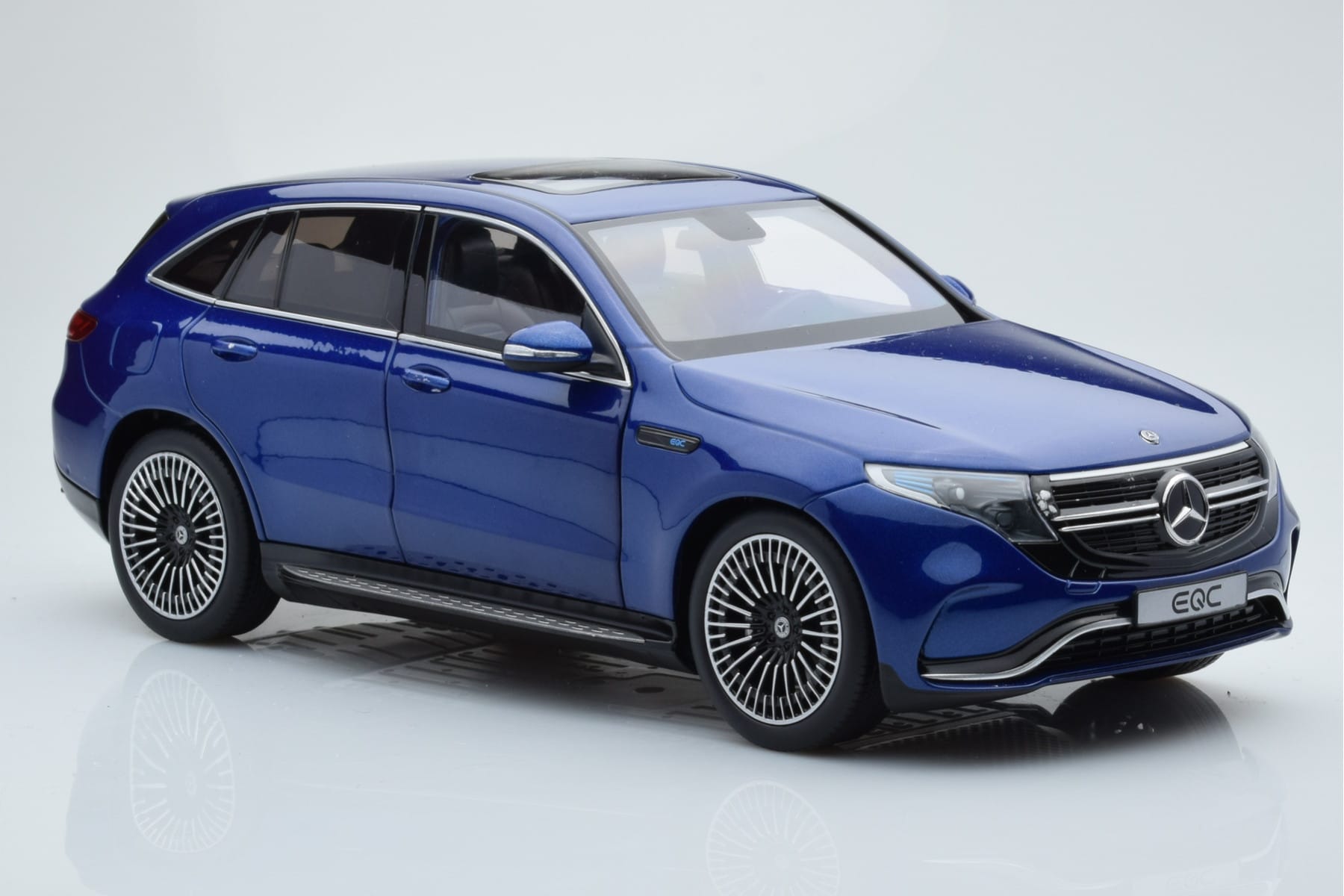 Mercedes EQC 400 Brilliant Niebieski NZG 1:18 B66963757 Metal — zdjęcie 6 z 8