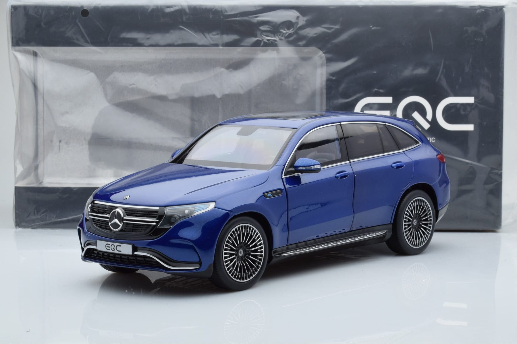 Mercedes EQC 400 Brilliant Niebieski NZG 1:18 B66963757 Metal — zdjęcie 8 z 8