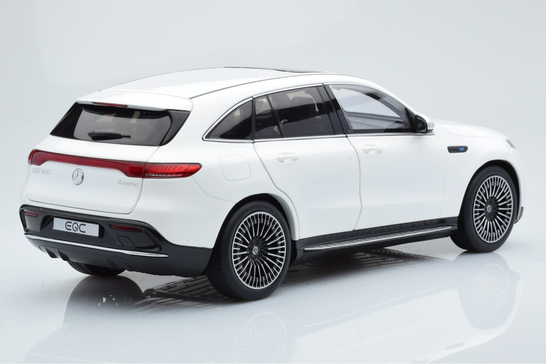 Mercedes EQC 400 Diamond Biały NZG 1:18 B66963756 Metal — zdjęcie 3 z 8