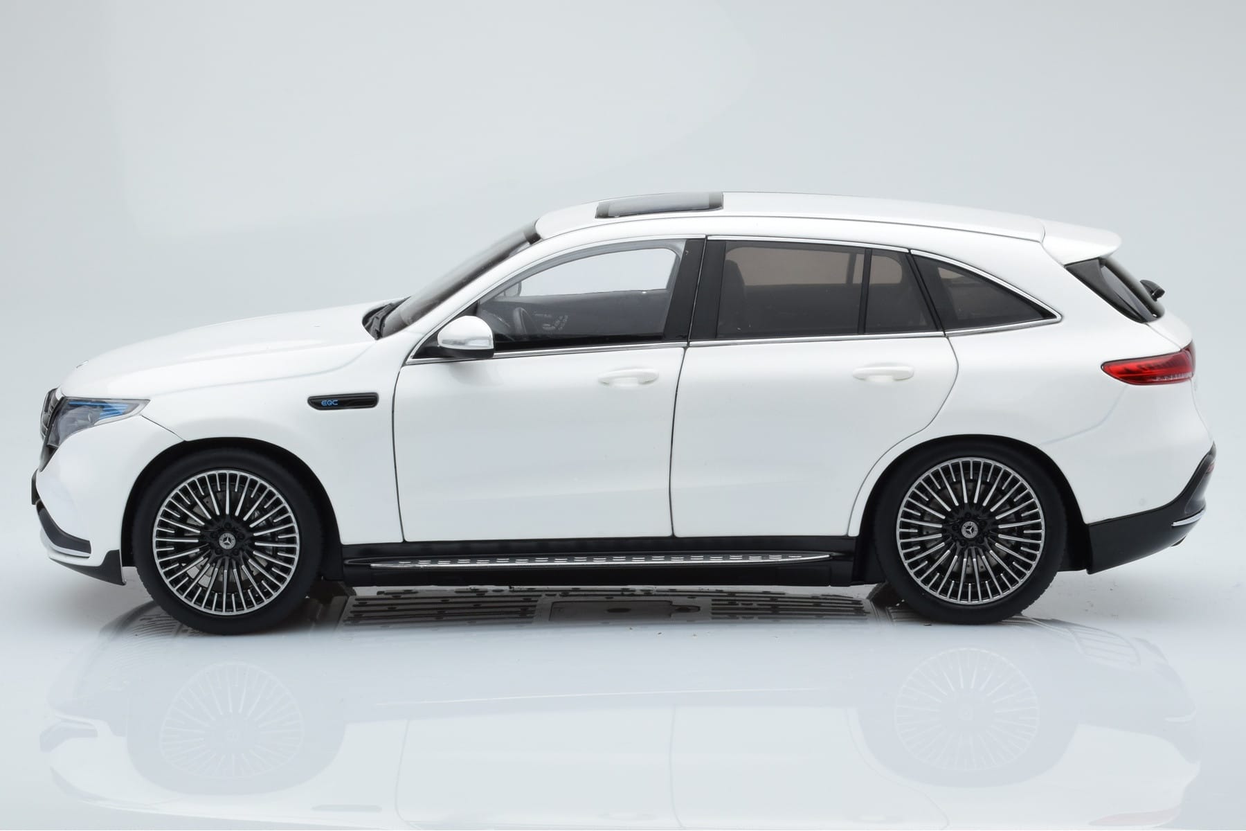 Mercedes EQC 400 Diamond Biały NZG 1:18 B66963756 Metal — zdjęcie 4 z 8