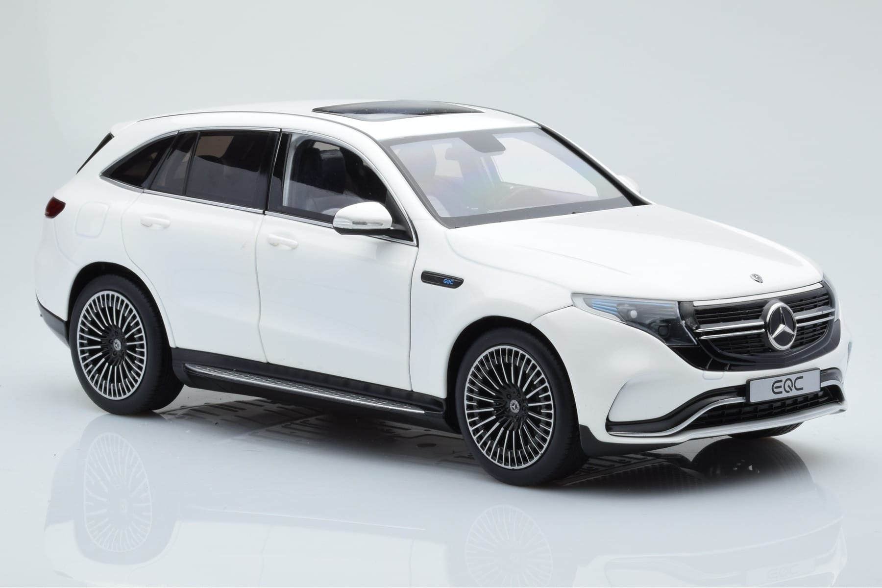Mercedes EQC 400 Diamond Biały NZG 1:18 B66963756 Metal — zdjęcie 6 z 8