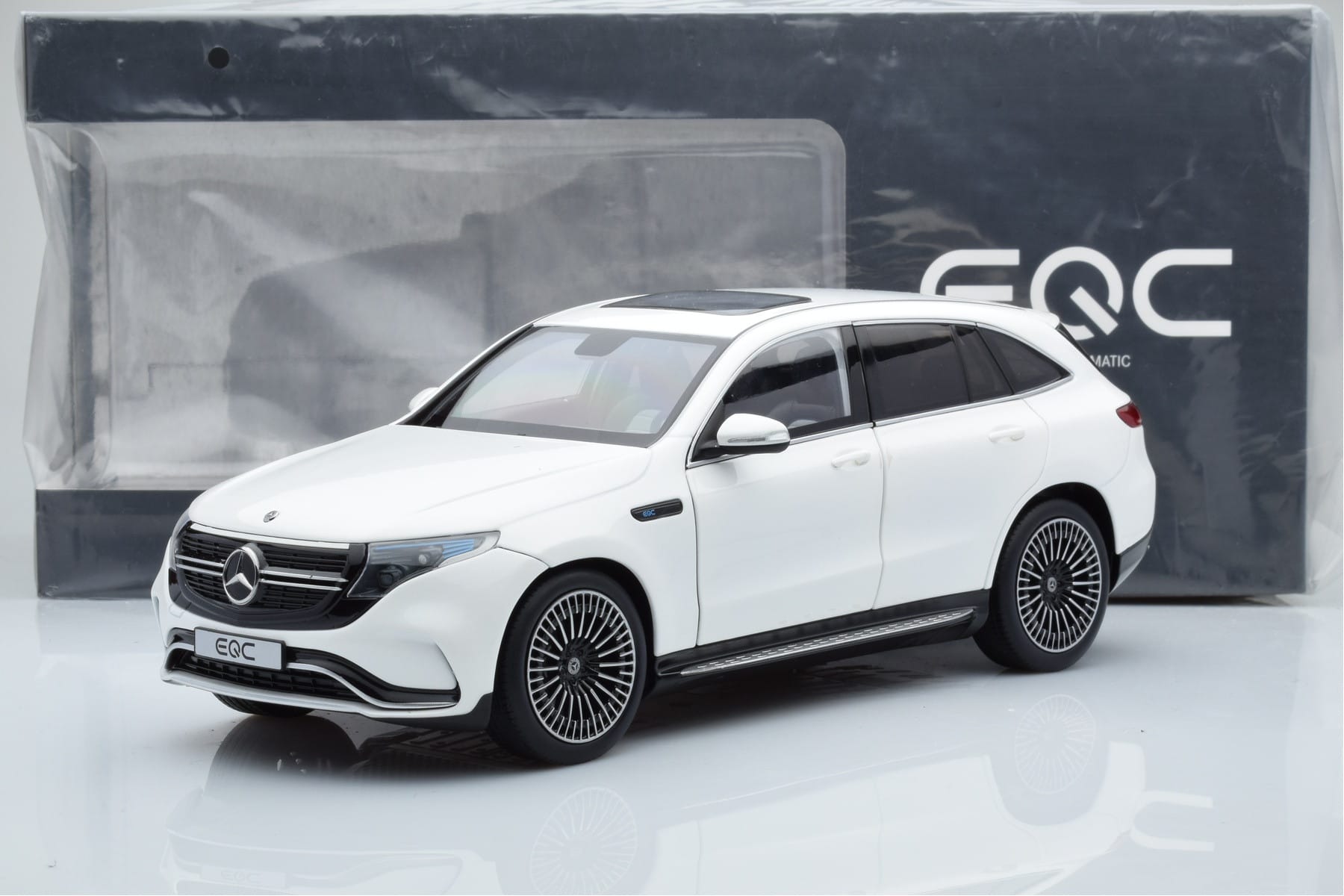 Mercedes EQC 400 Diamond Biały NZG 1:18 B66963756 Metal — zdjęcie 8 z 8