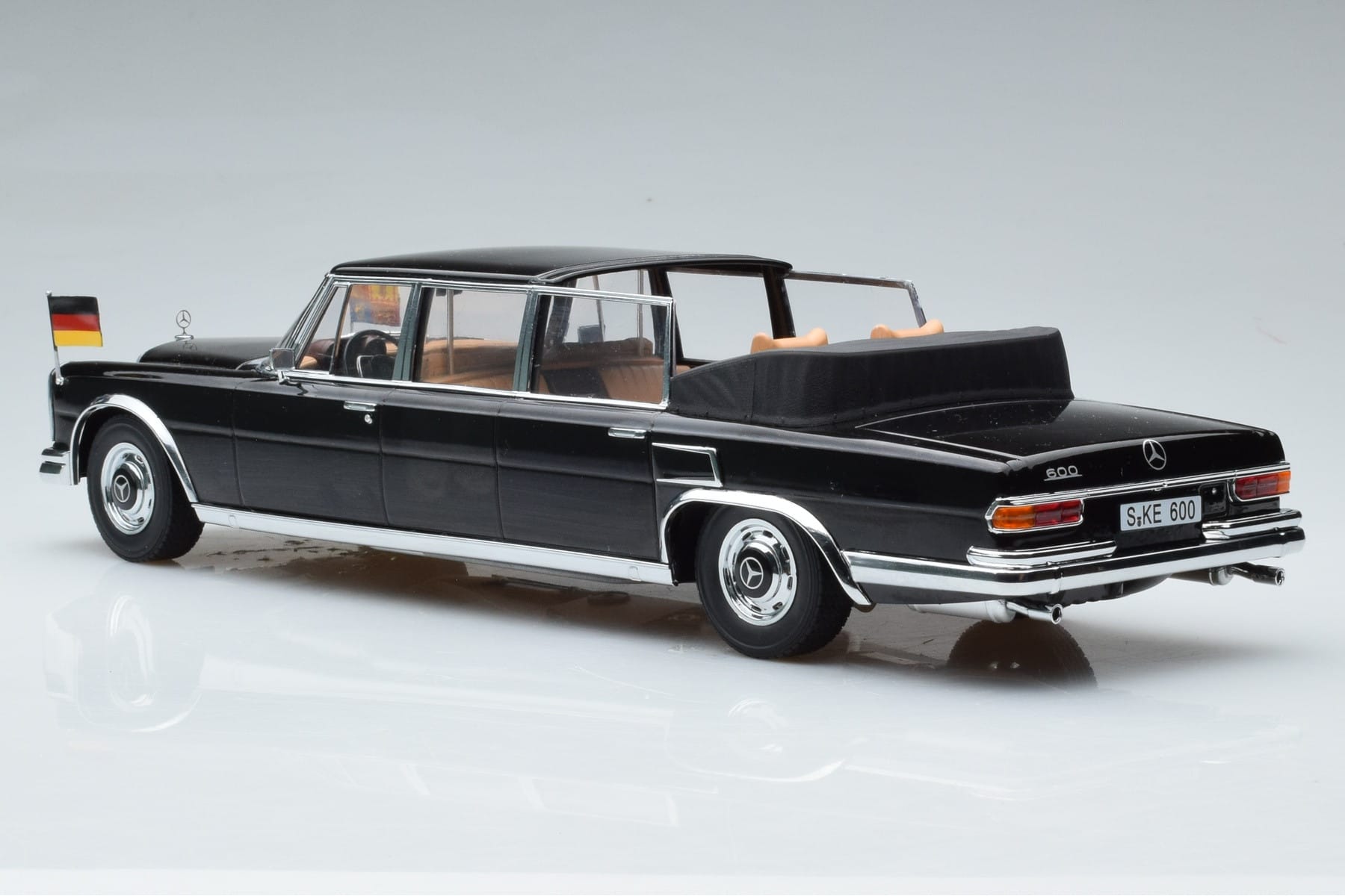 Mercedes 600 Pullman W100 Landaulet Queen Elizabeth II KK-Scale 1:18 KKDC181185 Metal — zdjęcie 5 z 6