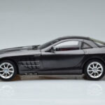 Mercedes SLR McLaren Czarny CMC 1:18 - image 5 of 10