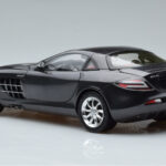 Mercedes SLR McLaren Czarny CMC 1:18 - image 7 of 10