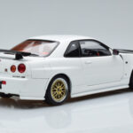 Nissan Skyline GT-R R34 Nismo Z-Tune Biały MotorHelix 1:18 - image 3 of 11