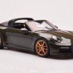 Porsche 911 992 Targa 4S Oliwkowy Zielony GT Spirit 1:18 - image 4 of 6