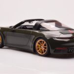 Porsche 911 992 Targa 4S Oliwkowy Zielony GT Spirit 1:18 - image 5 of 6