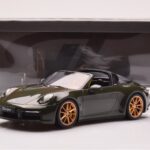 Porsche 911 992 Targa 4S Oliwkowy Zielony GT Spirit 1:18 - image 6 of 6