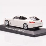 Porsche Panamera 970 Diesel Carrara Biały Minichamps 1:43 - image 3 of 4