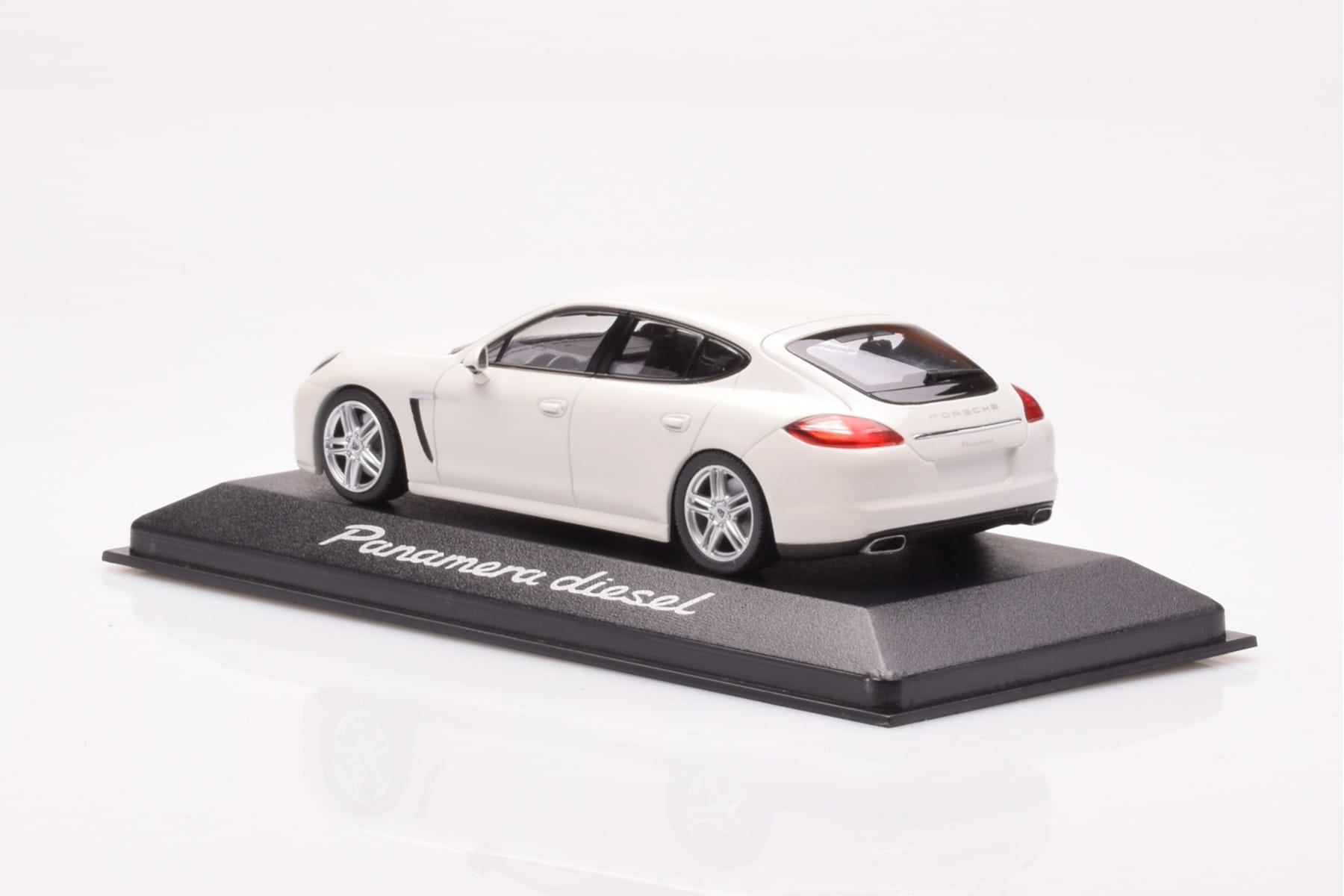 Porsche Panamera 970 Diesel Carrara Biały Minichamps 1:43 WAP0200090C Metal — zdjęcie 3 z 4