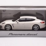 Porsche Panamera 970 Diesel Carrara Biały Minichamps 1:43 - image 4 of 4