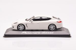 Porsche Panamera 970 Diesel Carrara Biały Minichamps 1:43