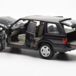 Range Rover P38 4.6 HSE Czarny Metaliczny AUTOart 1:18 - image 8 of 9