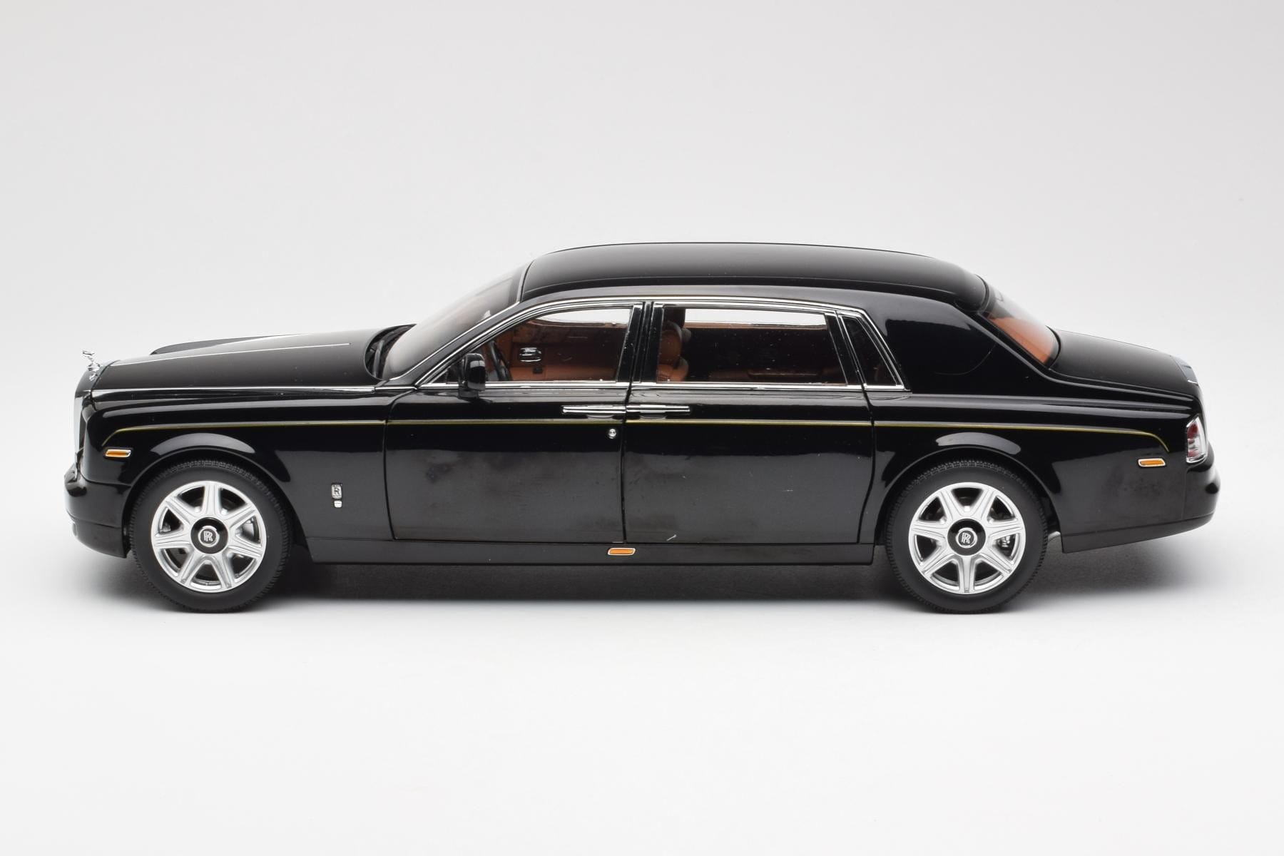 Rolls-Royce Phantom VII EWB Diamond Czarny Kyosho 1:18 08841DBK2 Metal — zdjęcie 4 z 8