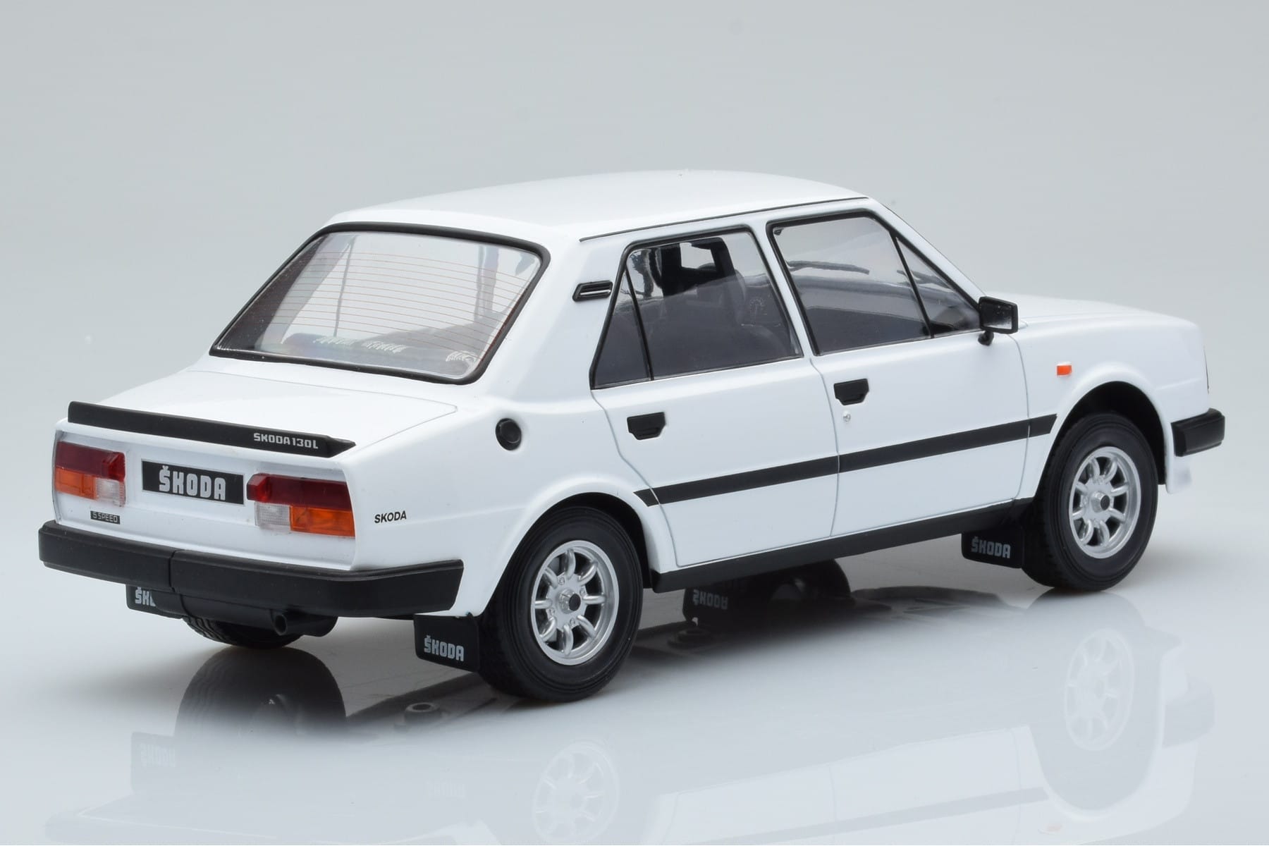 Skoda 130 L Biały IXO 1:18 18CMC158 Metal — zdjęcie 2 z 6