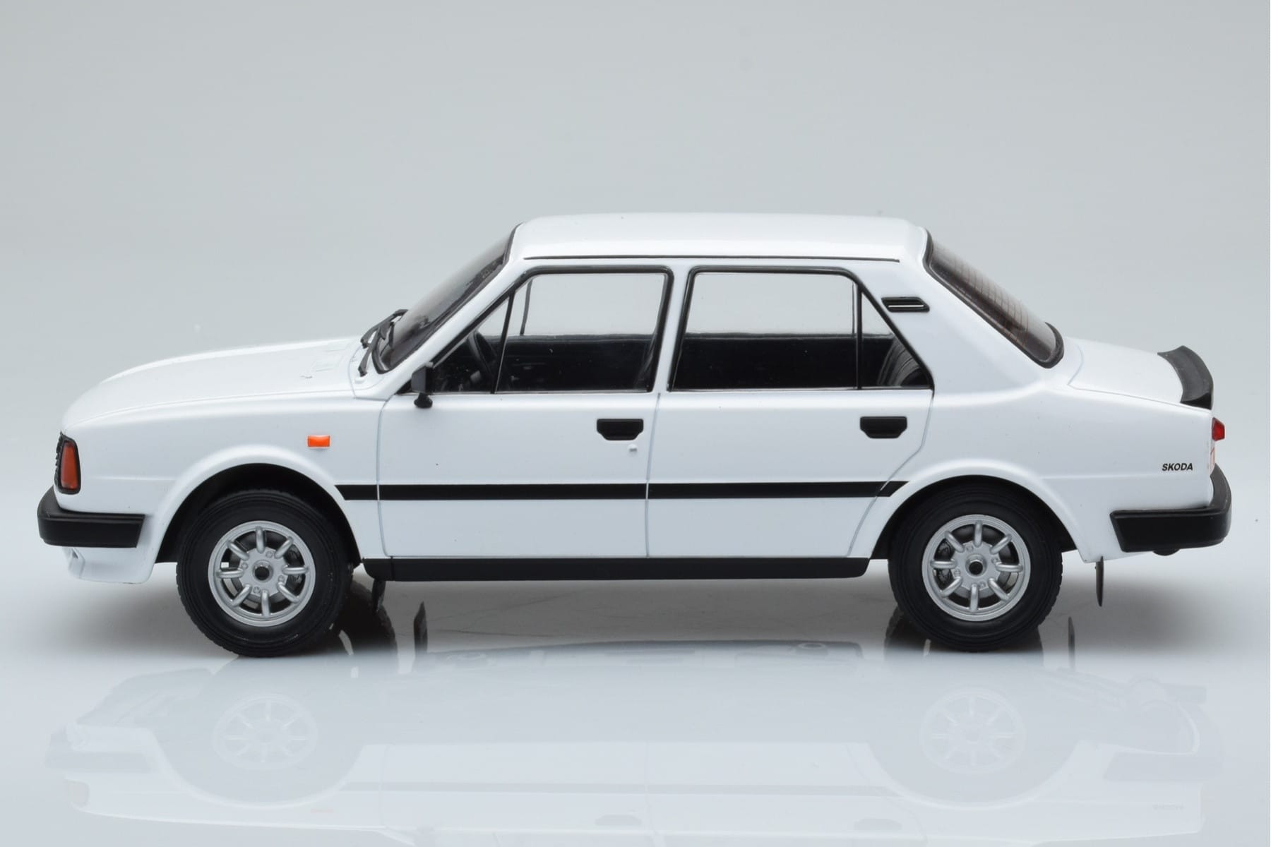 Skoda 130 L Biały IXO 1:18 18CMC158 Metal — zdjęcie 3 z 6