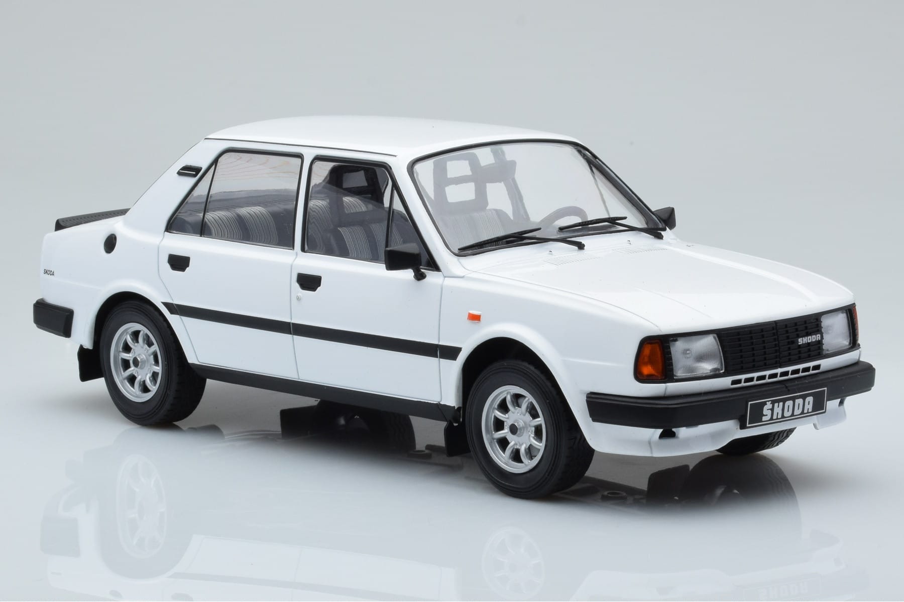 Skoda 130 L Biały IXO 1:18 18CMC158 Metal — zdjęcie 4 z 6